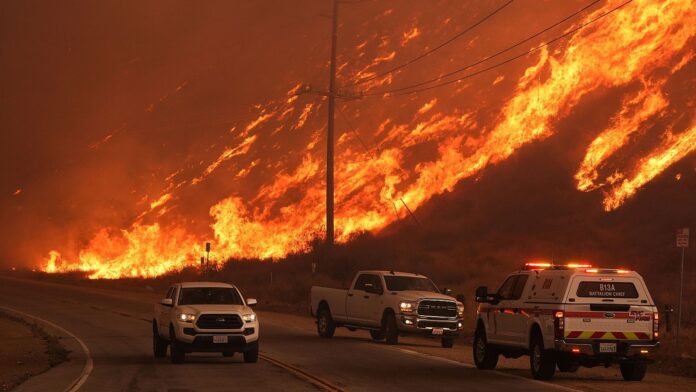 El ritmo de expansión del incendio por la fuerza del viento es el que más preocupa a las autoridades