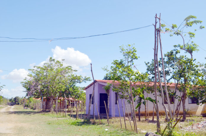 Las familias improvisan para tener alumbrado en las calles