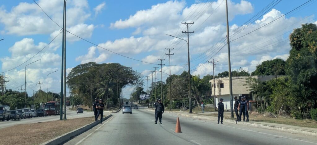 En el caso de la zona metropolitana se observaron funcionarios policiales y militares recorriendo diversos puntos de la ciudad e instalando alcabalas.