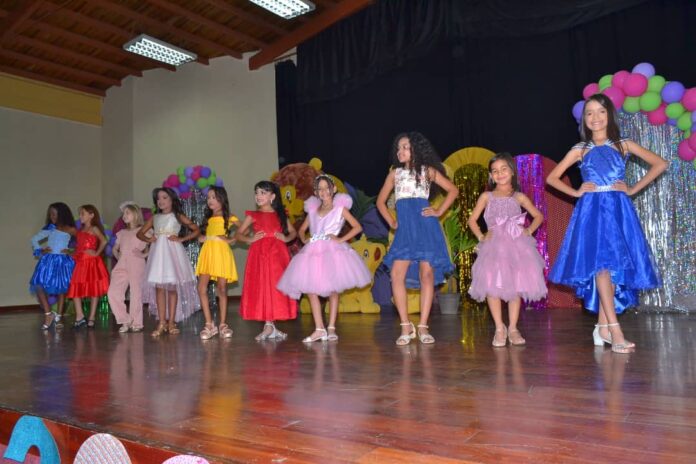 Las niñas deben presentarse este domingo 26 de enero con vestido tipo coctel