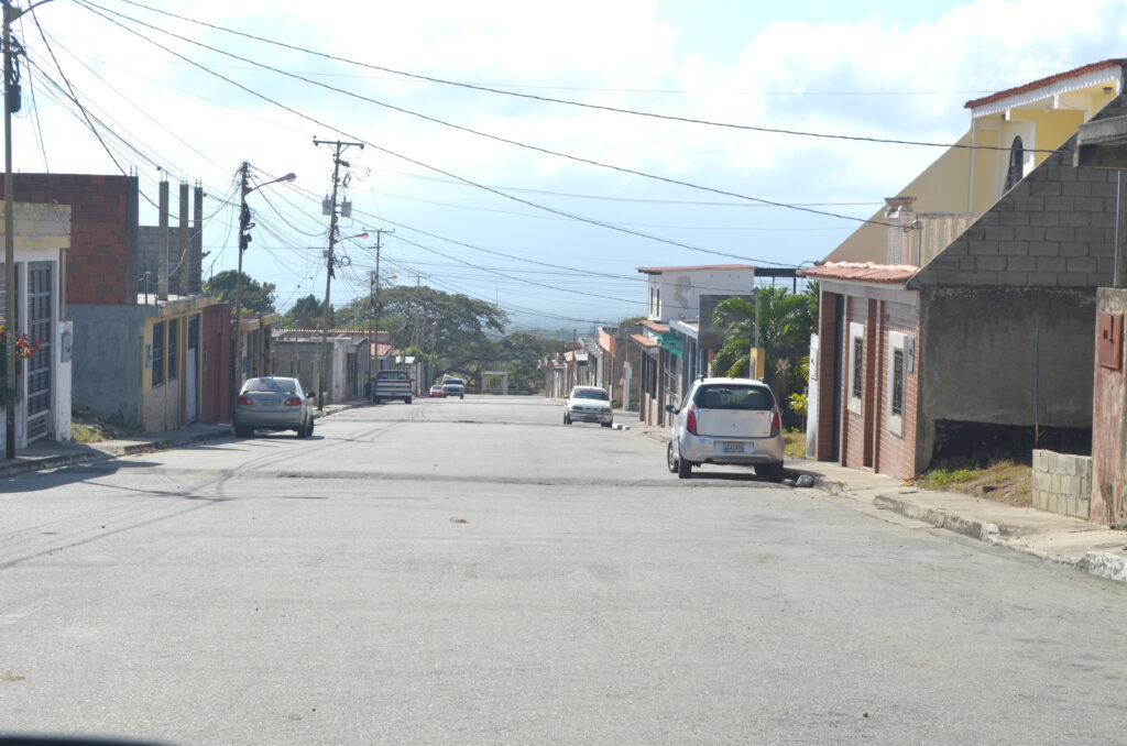 La gente de Pie de Montaña tiene que caminar un trayecto largo