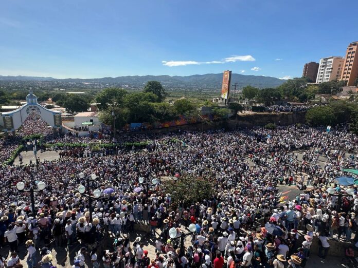 Las miles de personas pidiendo favores y cumpliendo promesas salieron en procesión con la imagen de La Pastora de Almas