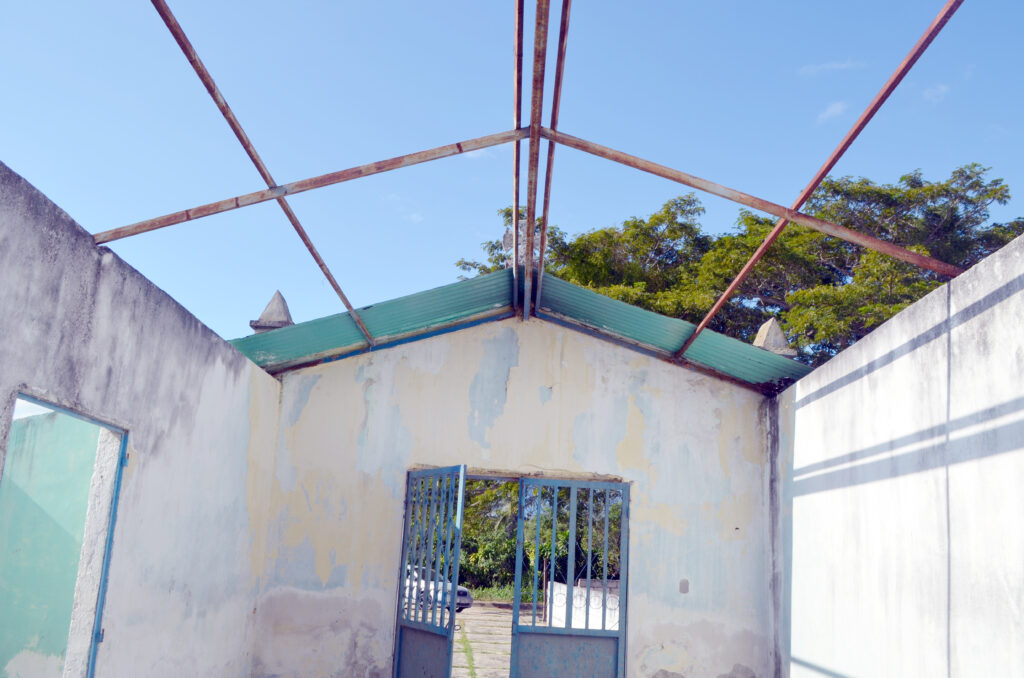 Se llevaron las láminas del techo de la capilla