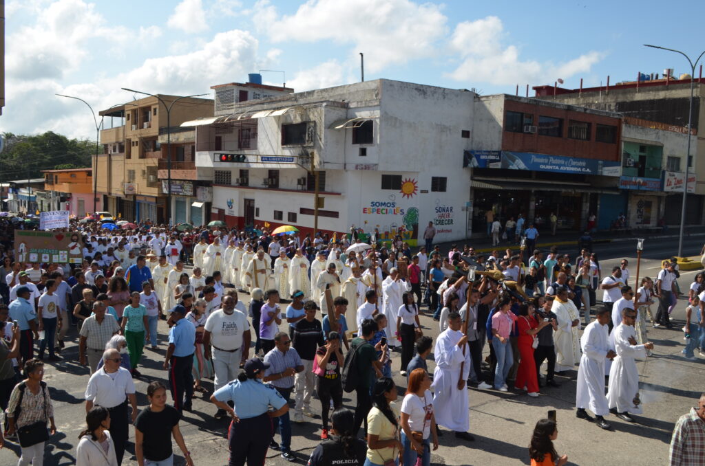 Cientos de fieles participaron en la procesión