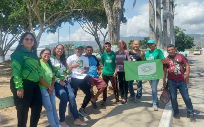 Discuten y debaten ideas en materia ambiental y política.