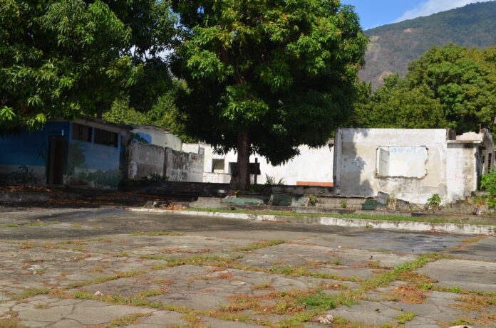 En la Av. Ravell hay un espacio en ruinas