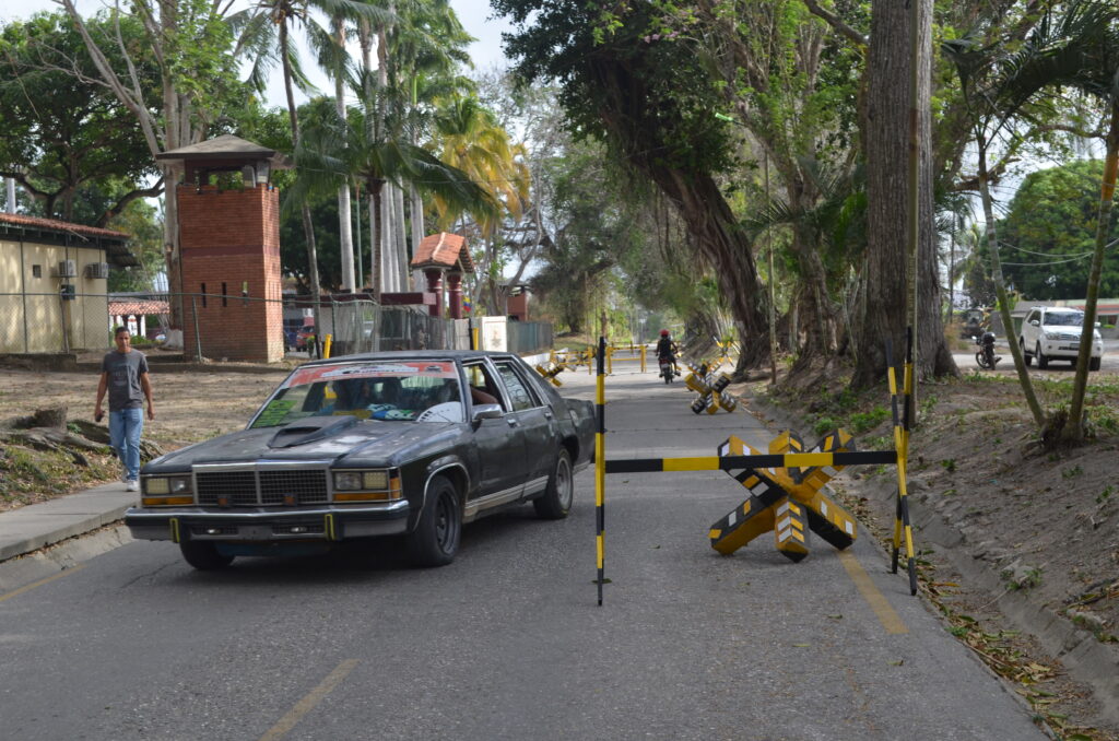 En la GNB un motorizado impactó con uno de los objetos