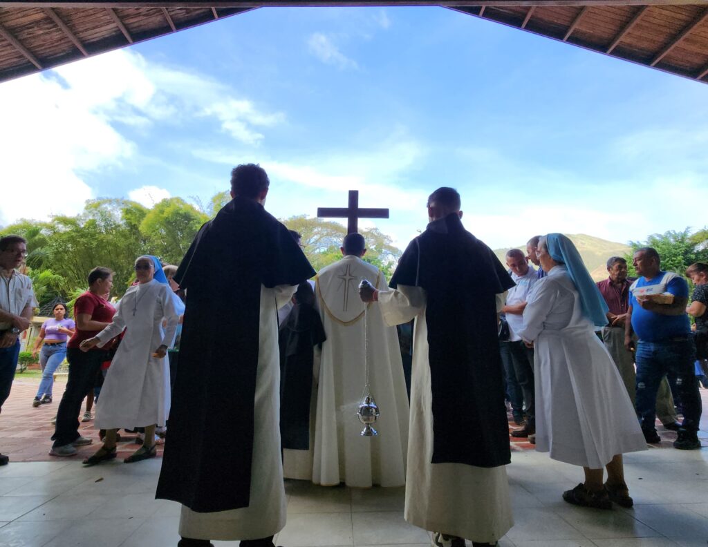 Los sábados y domingos en el santuario realizan confesiones y la Santa Misa