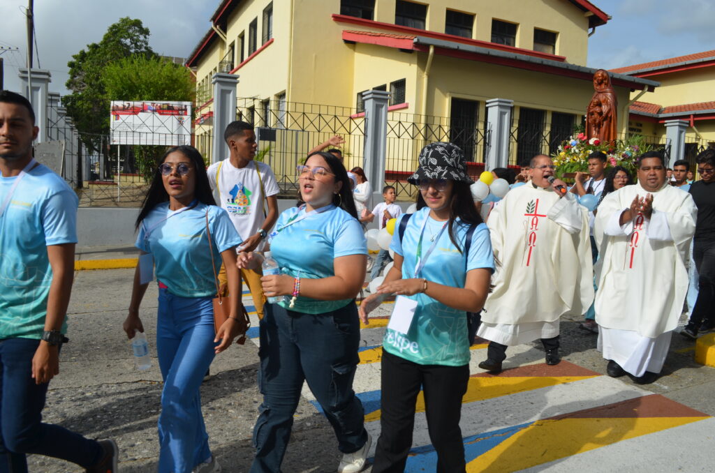 La Pastoral Juvenil trasladó en procesión la sagrada imagen de la virgen desde la Iglesia Santa Eduvigis