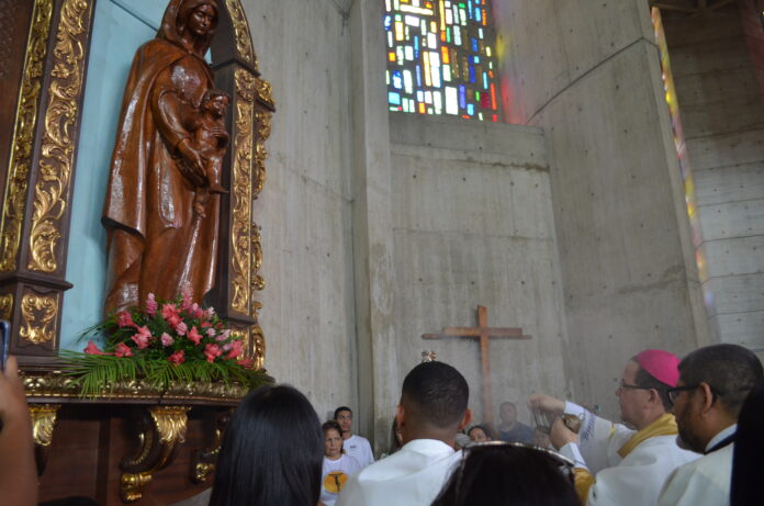 La cantaron Salve Regina a la virgen al final de la misa
