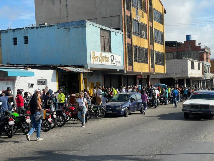 La cola para acceder a la jornada es de varias cuadras