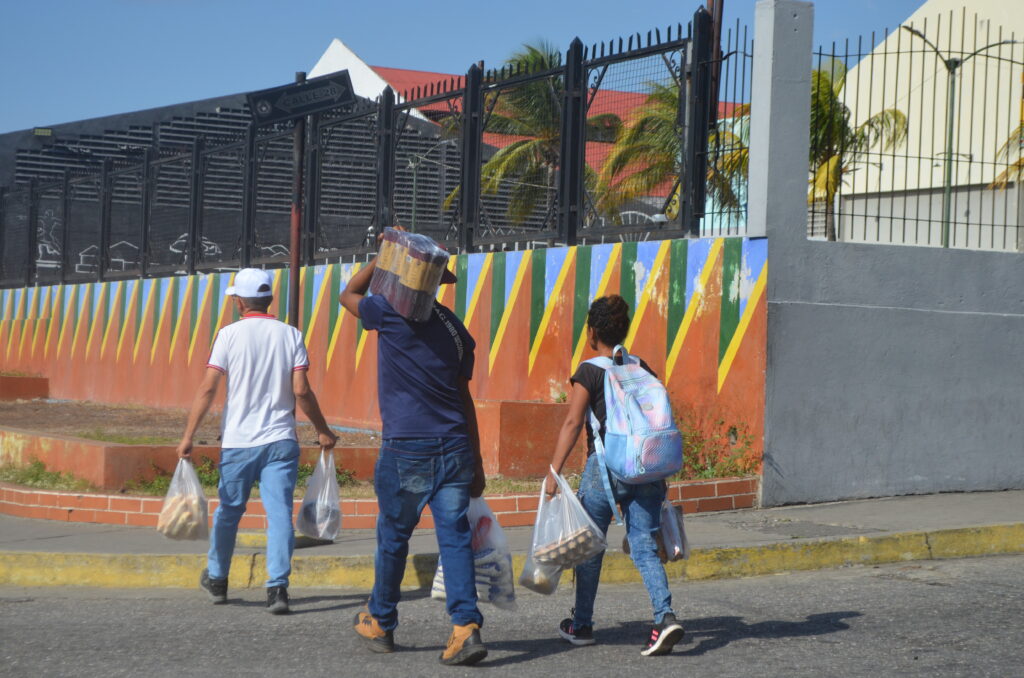 La mañana de este domingo muchos salieron a realizar las compras para el hogar