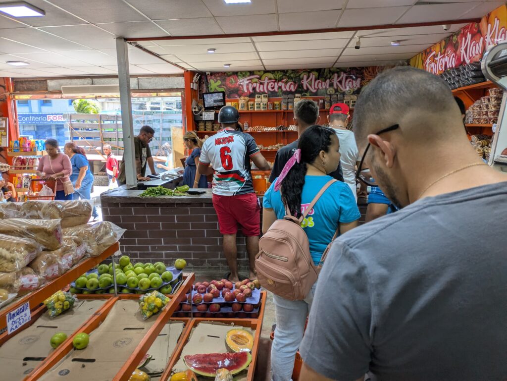 Los ciudadanos buscan ofertas en diferentes locales para estirar el bono