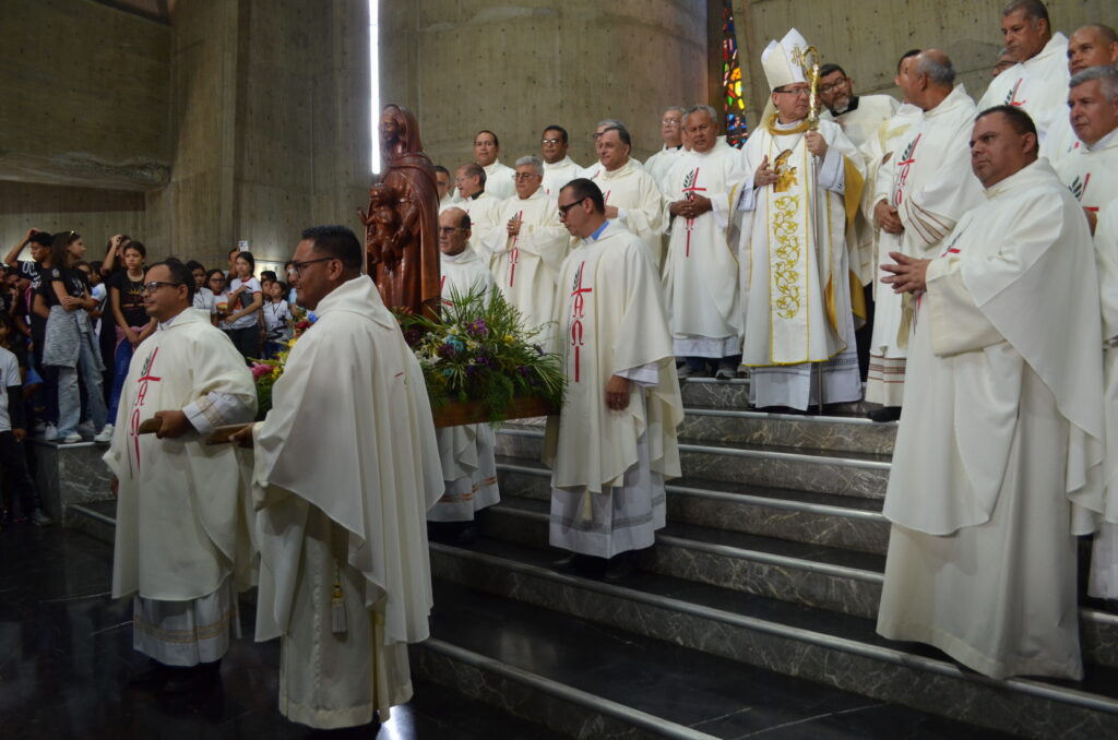 Los sacerdotes junto a la imagen de Nuestra Señora de la Presentación