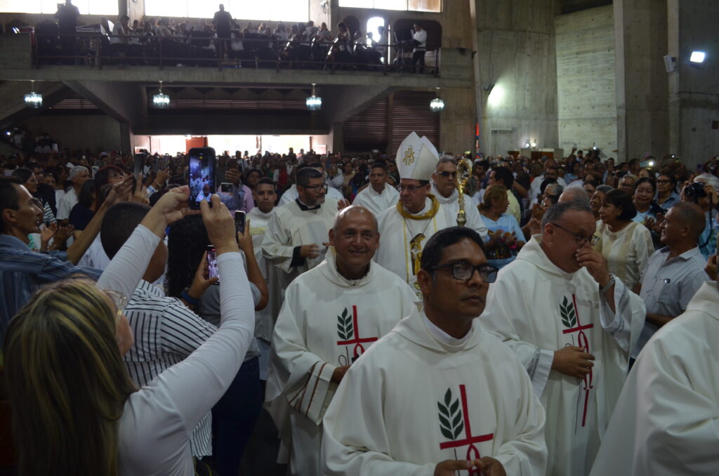 Monseñor Polito Rodríguez acompañado de todo el clero diocesano