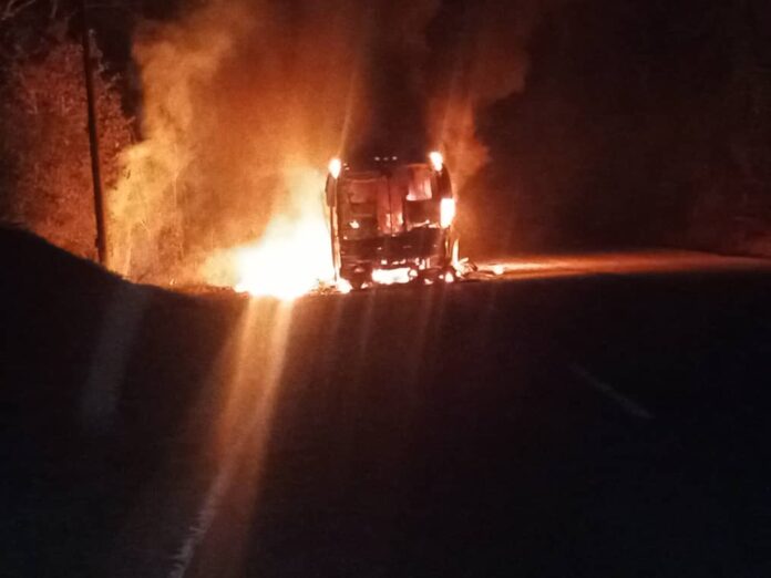 Presumen que en una manguera del combustible se habría generado el fuego