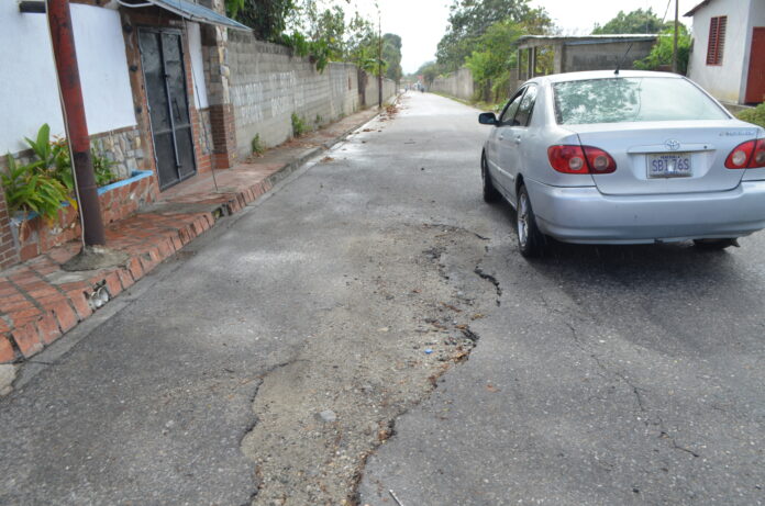 Los baches están en todas las calles de estas comunidades