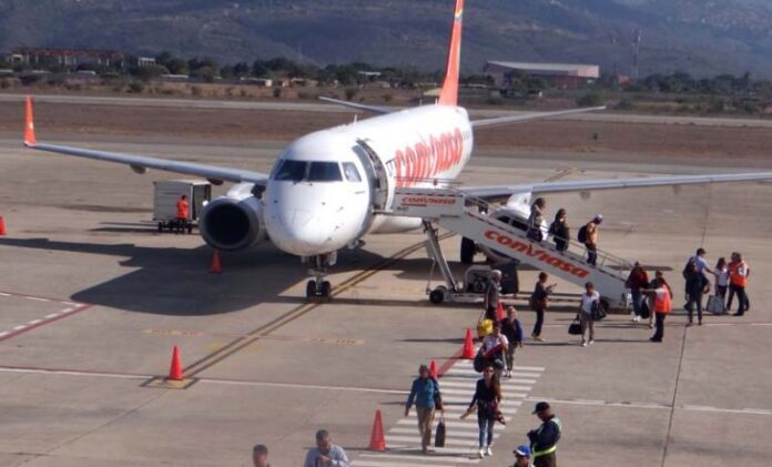 Los aviones, cada uno con capacidad para 104 pasajeros, portaban el lema Plan Vuelta a la Patria. (Foto cortesía)