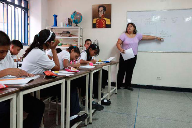 Una docente manifestó que va a dar clases porque en el sistema que se encuentra los alumnos muy vulnerables y ama lo que hace, enseñar, ayudar y compartir sus conocimientos. (Foto referencial)