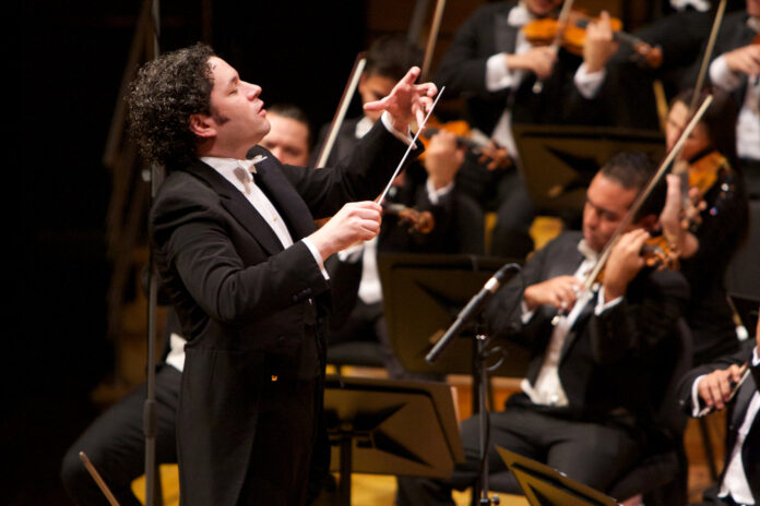 Dudamel es el único director de orquesta latinoamericano que se ha ganado siete premios Grammy. (Foto referencial)