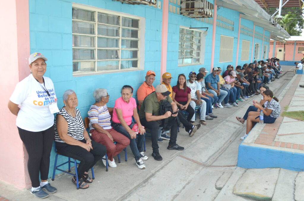 La gente esperó con tranquilidad su turno para votar