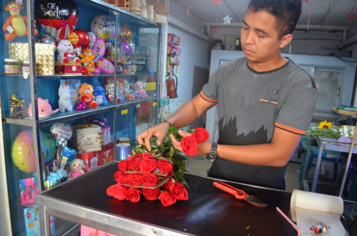 Los ramilletes con rosas salen desde 6 dólares