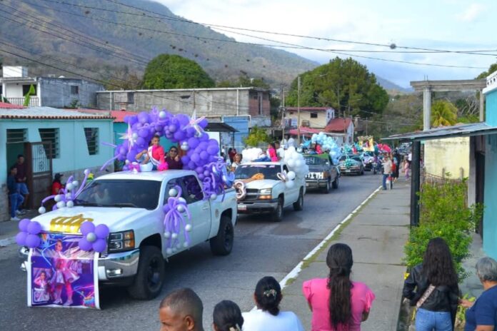 Mucho colorido y alegría se vivió en la caravana de Papelillos 2025