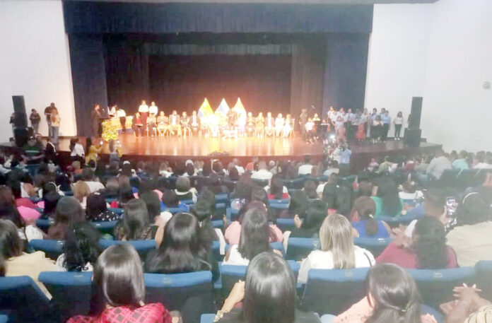 Se honró la labor de maestros con varios años de servicio