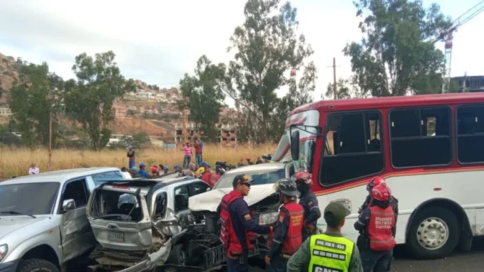 El choque múltiple también generó un caos vehicular en la importante arteria vial, y los organismos de seguridad se desplegaron para atender la emergencia