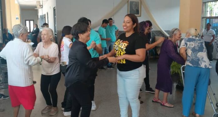 Las residentes en la casa hogar bailaron y disfrutaron