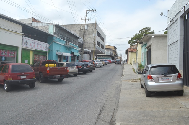 Cerca de la quinta avenida es difícil estacionarse