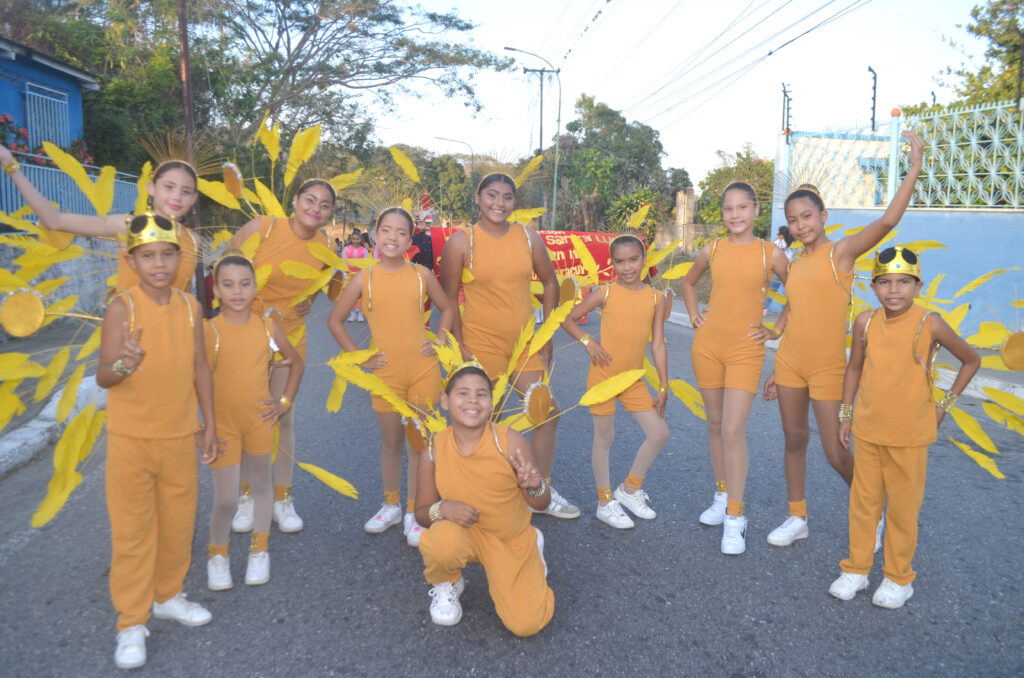 Danzas Santa Lucía (Sucre) deslumbraron con sus bailes