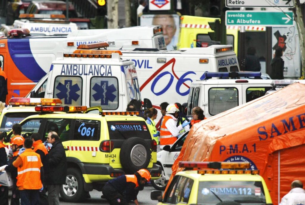 Diez explosiones casi simultáneas impactaron cuatro trenes de cercanías en Madrid, causando la muerte de 193 personas