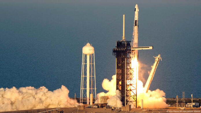 El cohete Falcon 9 de SpaceX y la nave espacial Crew Dragon despegaron desde el Centro Espacial Kennedy de la NASA en Cabo Cañaveral, Florida, Estados