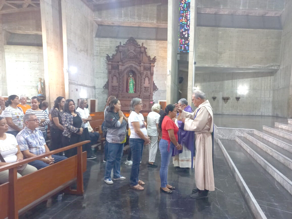 En La Catedral se colocó la ceniza en dos turnos de misa