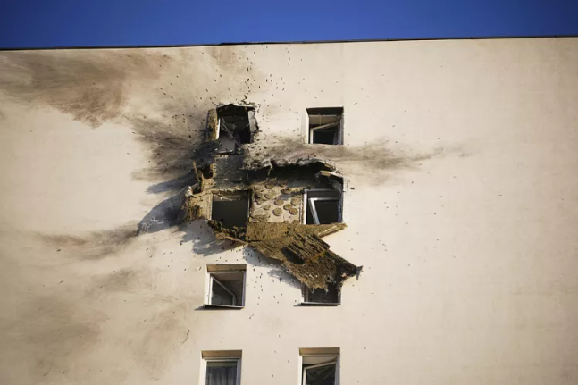 La fotografía muestra un edificio de apartamentos donde cayó el dron ucraniano en una zona del pueblo de Sapronovo, en las afueras de Moscú