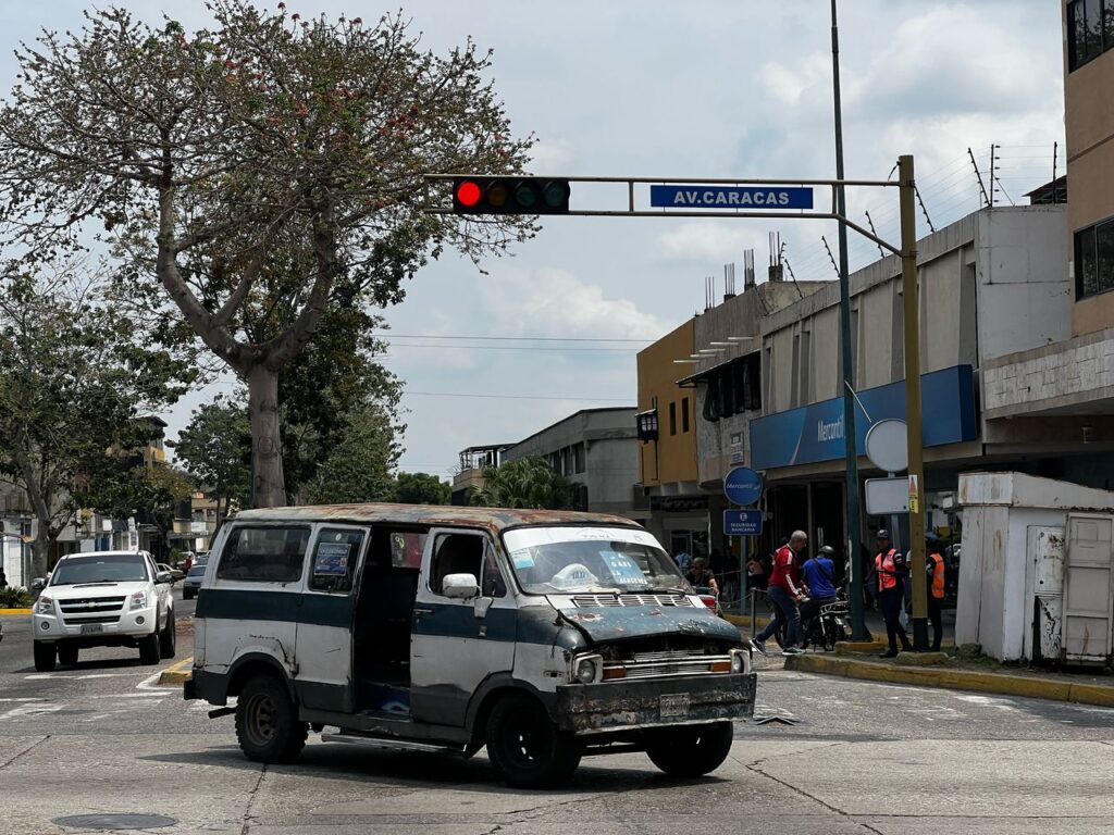 Las rutas urbanas cuentan con buses de los años 70 y 80