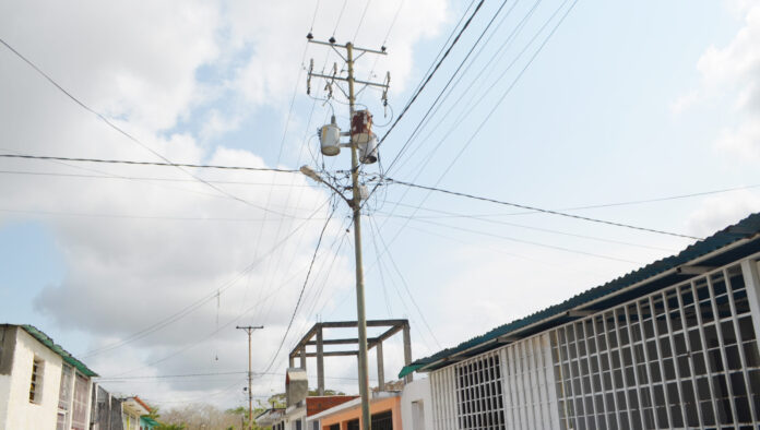 Les indicaron que los otros dos equipos que están en el mismo poste también sufrieron daños, pero aún están funcionando