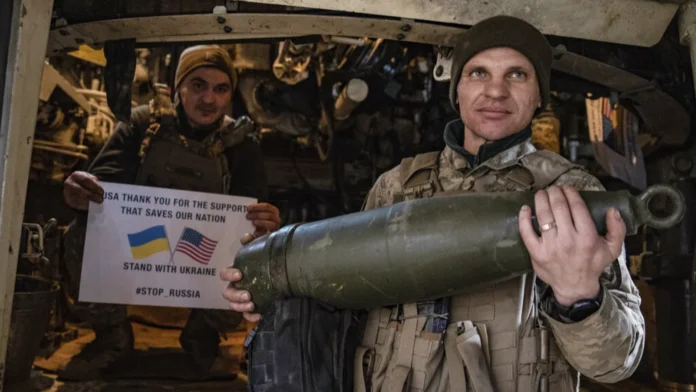 Soldados de la quinta brigada de Ucrania sostienen un cartel de agradecimiento a Estados Unidos por su apoyo durante un flashmob en la línea del frente cerca de Toretsk, región de Donetsk, Ucrania