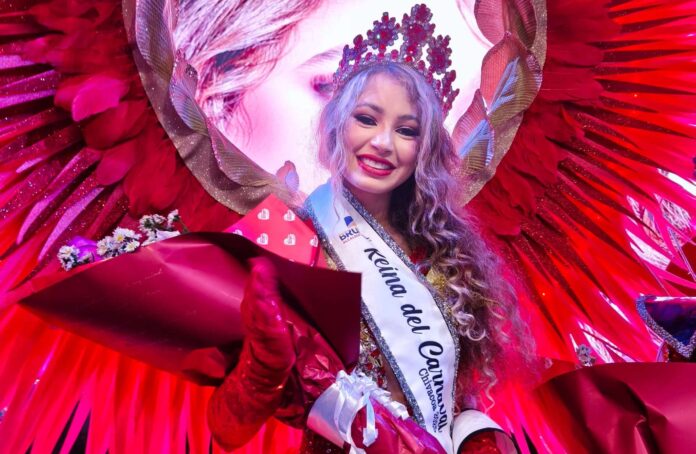 La soberana de esta edición 39 de los Carnavales de Chivacoa, Elimar I posando para los medios de comunicación luego de su coronación