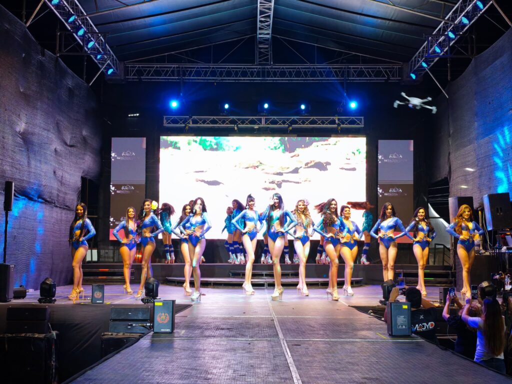 Las candidatas mostraron en el escenario el resultado de su preparación en cuanto a oratoria y pasarela