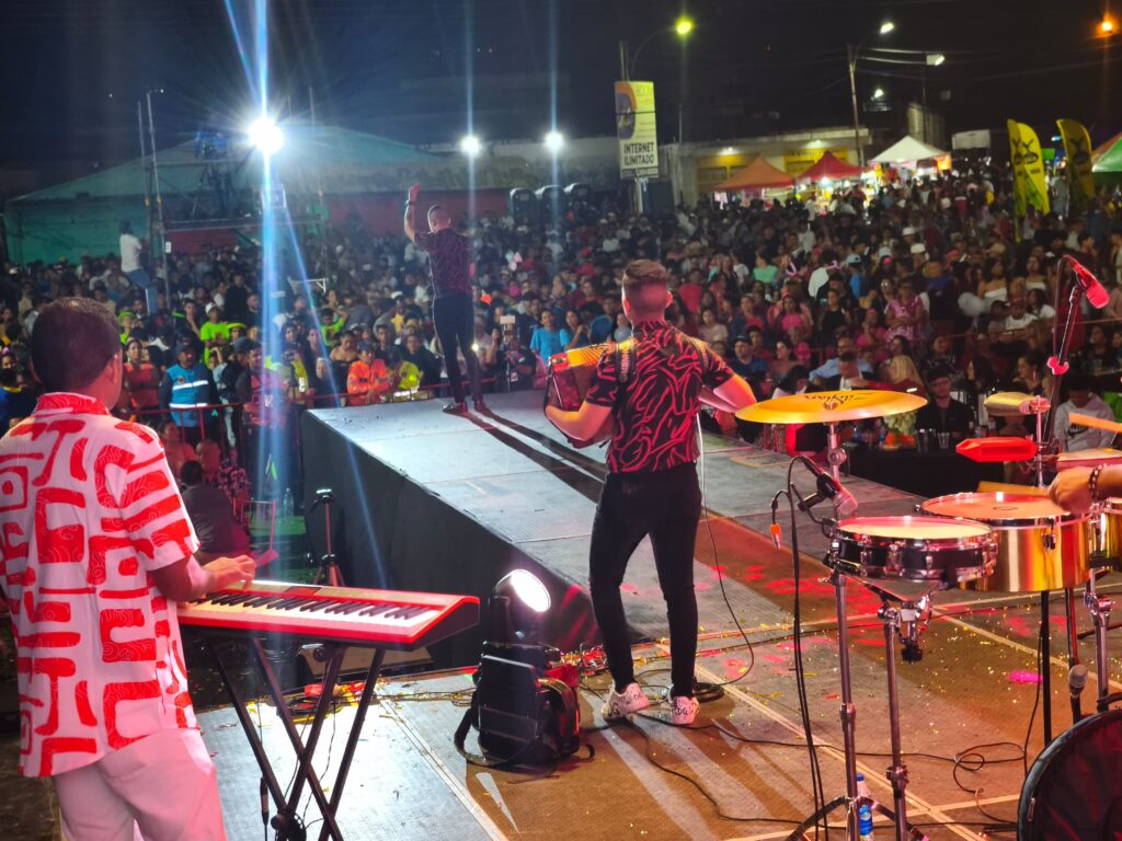 El espectáculo musical puso a bailar a los que asistieron a la elección