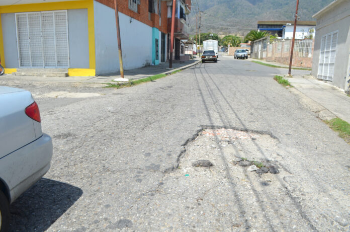 El mal estado de la vía es evidente