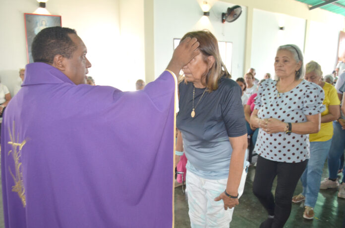 El padre José Rondón colocó la ceniza en la capilla Sagrado Corazón de Jesús