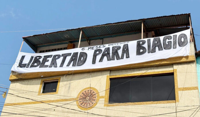 En el cartel señalan que Biagio Pilieri lleva seis meses detenido