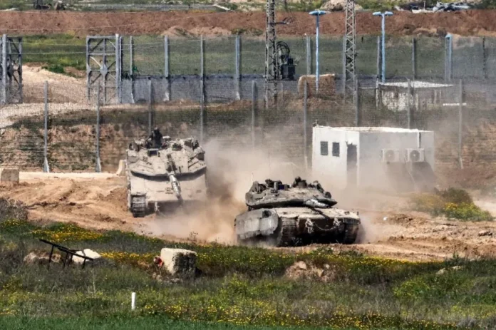 Tanques de combate Merkava del ejército israelí avanzan hacia una posición en el sur de Israel. (Foto cortesía)