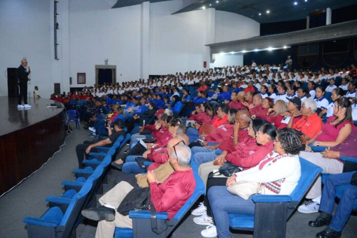 Torrealba orientó a los estudiantes sobre el momento de transición que experimenta el país y que exige que todas las generaciones participen en replantear el estado de derecho