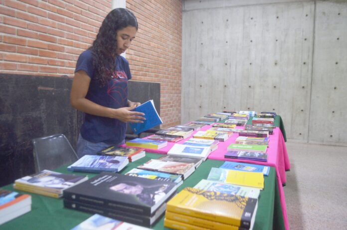 Este lunes 28 de abril comenzó la I Fiesta del Libro Yaracuyano, evento que reúne a más de 200 textos de autores de la región y de escritores de otras latitudes que hablan sobre la tierra más dulce de Venezuela. Franklin Gutiérrez, director del Icey, dijo que la actividad se extenderá hasta el miércoles 30 en la Biblioteca Pública Dr. Félix Pifano en San Felipe. Cada una de las obras literarias están a la venta. La intención es incentivar la lectura.