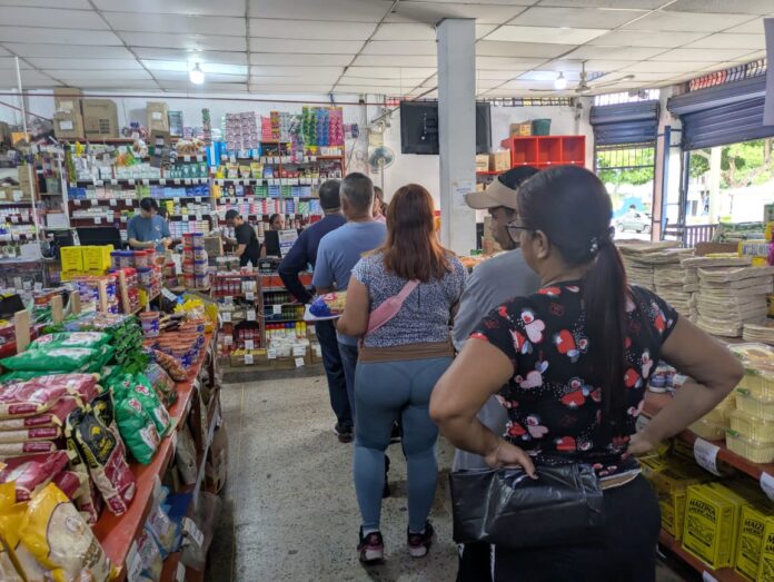 Abastos y supermercados estuvieron con largas colas de compradores