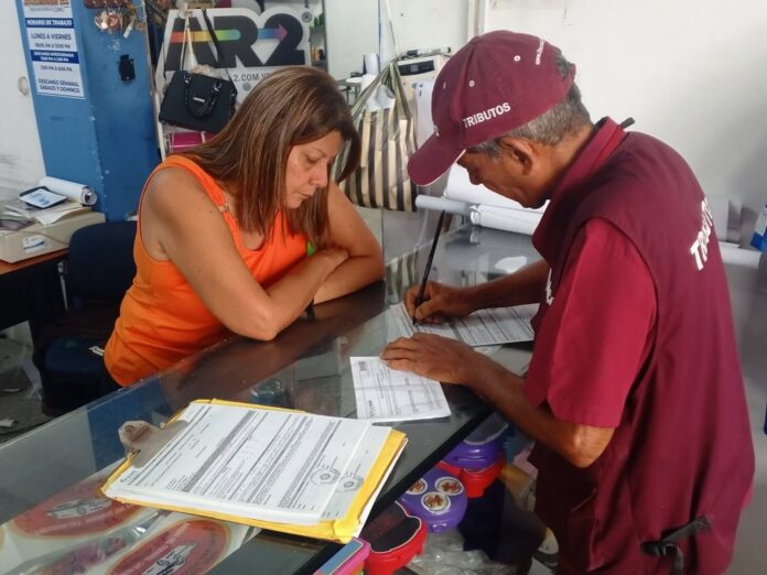 Durante la visita invitan a ponerse al día con los trámites